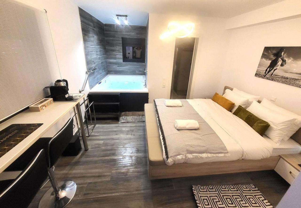 Dual Delights- Romantic Jacuzzi And Spacious Family Apartment-metro Station 180m Apartment Athen