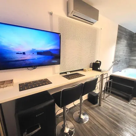 Fabilicious Suites - 2 Apartments- Romantic Jacuzzi & Spacious Family Comfort Athens Exterior photo