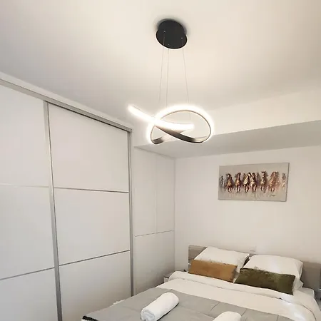 Fabilicious Suites - 2 Apartments- Romantic Jacuzzi & Spacious Family Comfort Athens Exterior photo