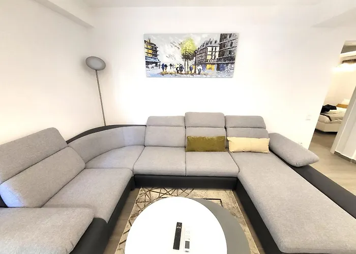 Fabilicious Suites - 2 Apartments- Romantic Jacuzzi & Spacious Family Comfort