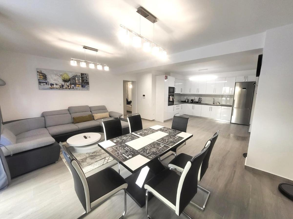 Fabilicious - 2 Apartments- Romantic Jacuzzi & Spacious Family Comfort Apartment Athens