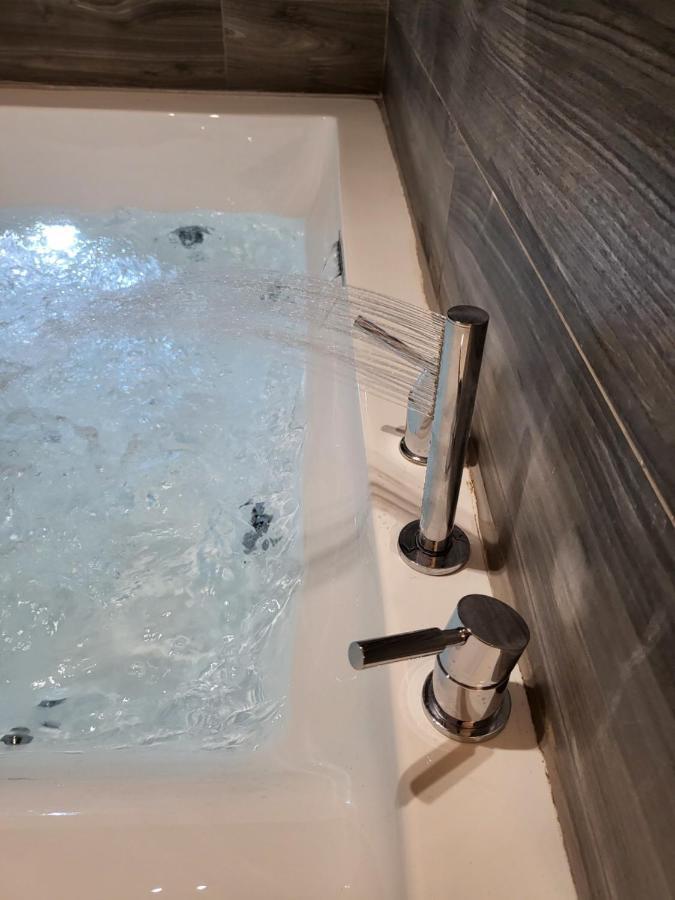 Fabilicious - 2 Apartments- Romantic Jacuzzi & Spacious Family Comfort Apartment Athens