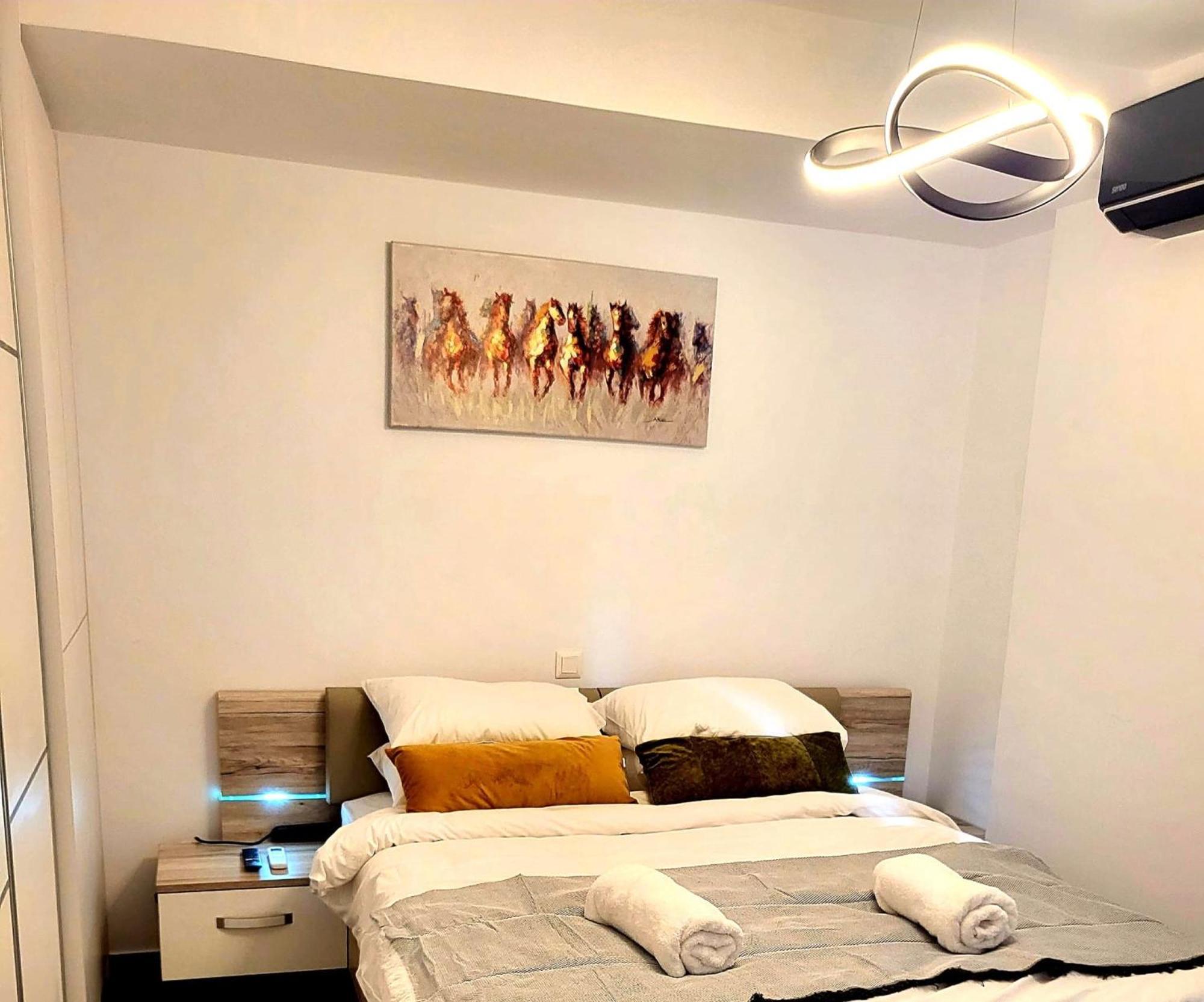Fabilicious - 2 Apartments- Romantic Jacuzzi & Spacious Family Comfort Apartment Athens