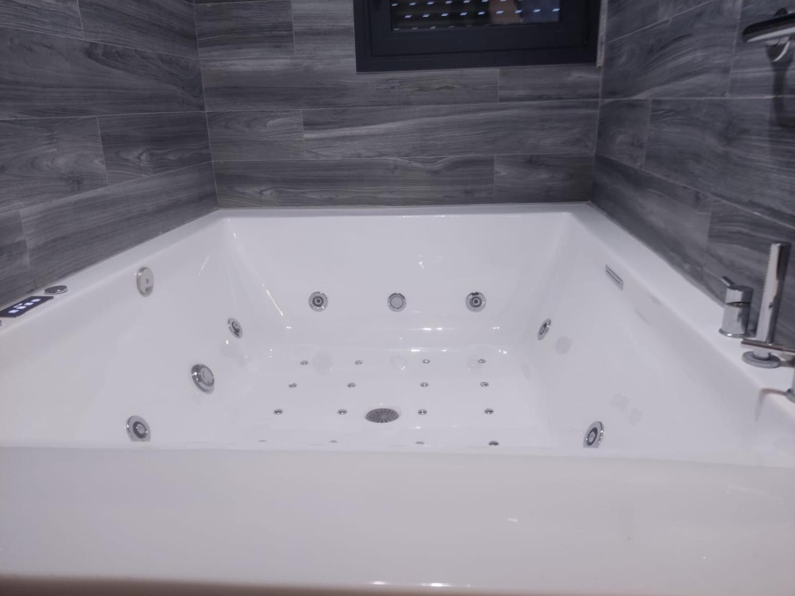 Fabilicious - 2 Apartments- Romantic Jacuzzi & Spacious Family Comfort Apartment