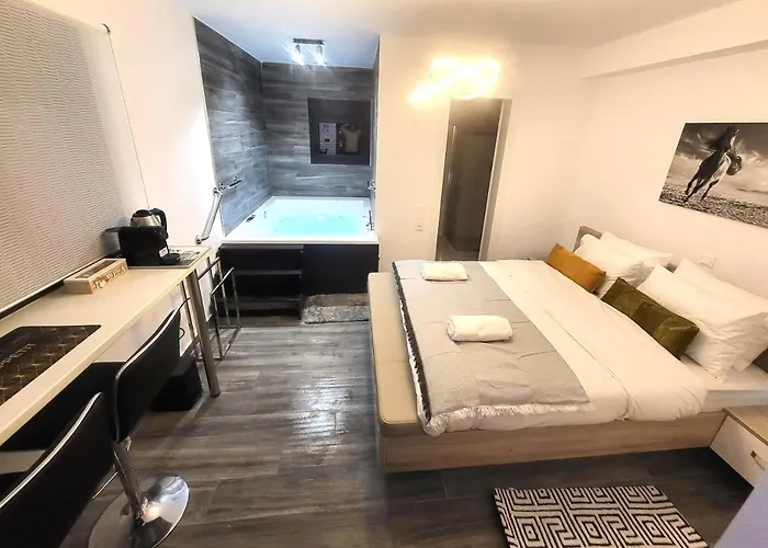 Fabilicious Suites - 2 Apartments- Romantic Jacuzzi & Spacious Family Comfort