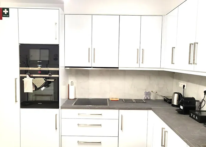 Fabilicious Suites - 2 Apartments- Romantic Jacuzzi & Spacious Family Comfort