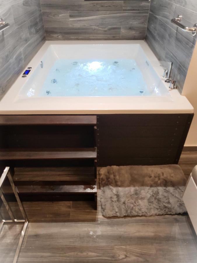 Fabilicious - 2 Apartments- Romantic Jacuzzi & Spacious Family Comfort