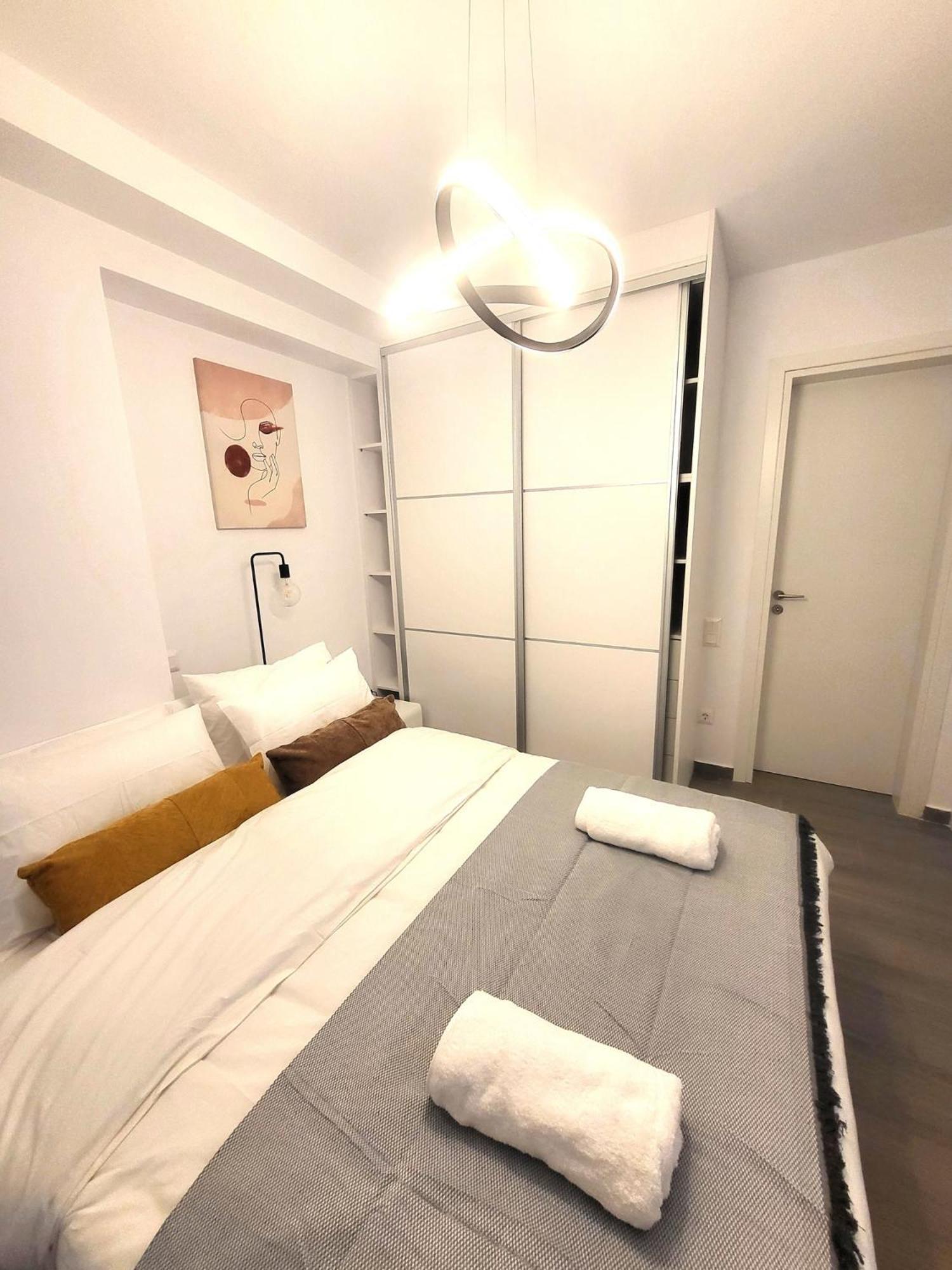 Fabilicious - 2 Apartments- Romantic Jacuzzi & Spacious Family Comfort *