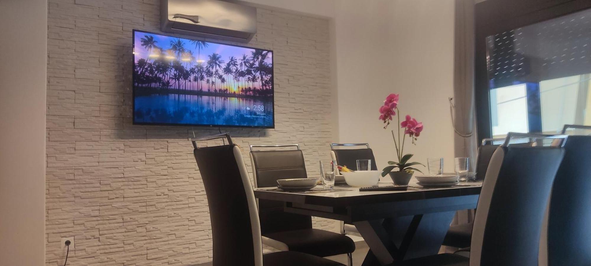 Fabilicious - 2 Apartments- Romantic Jacuzzi & Spacious Family Comfort Apartament