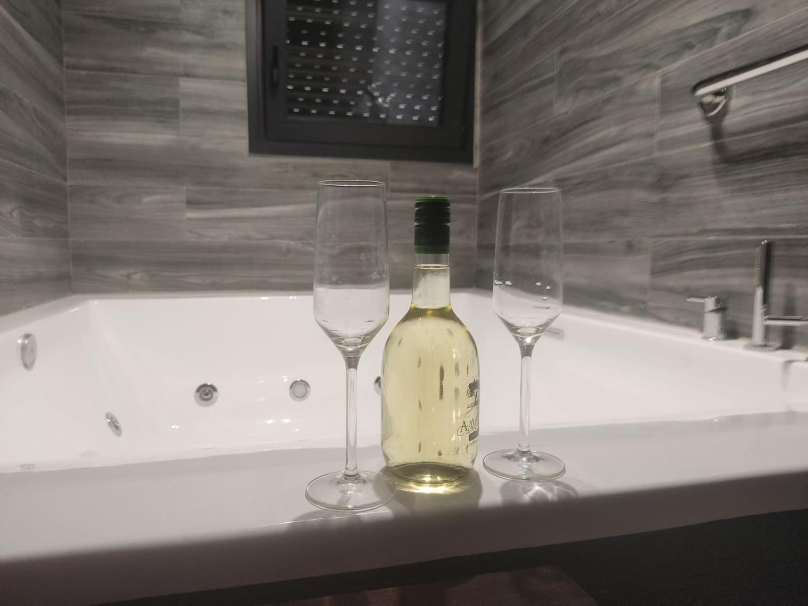 Fabilicious - 2 Apartments- Romantic Jacuzzi & Spacious Family Comfort *
