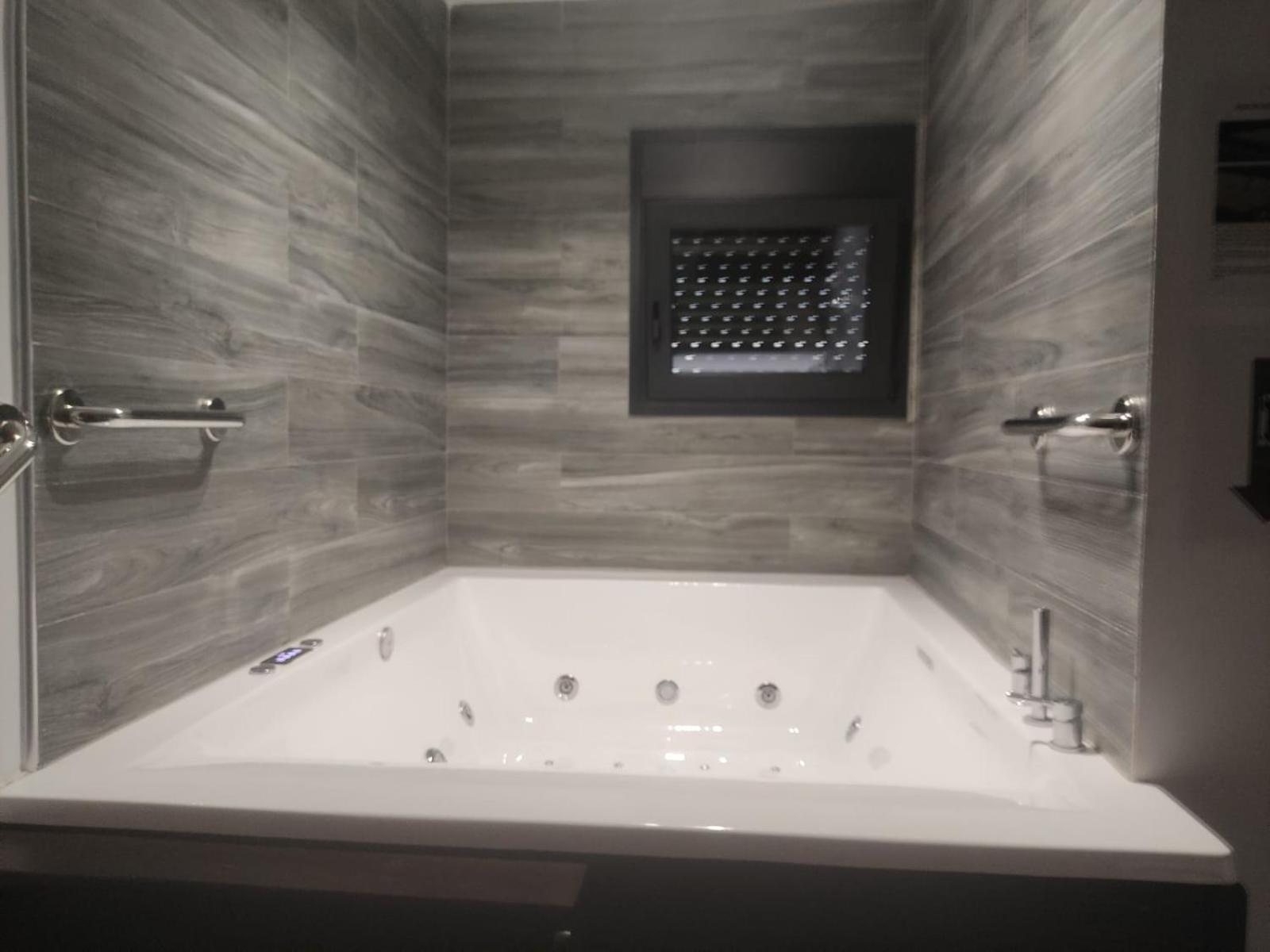 Apartament Fabilicious - 2 Apartments- Romantic Jacuzzi & Spacious Family Comfort *