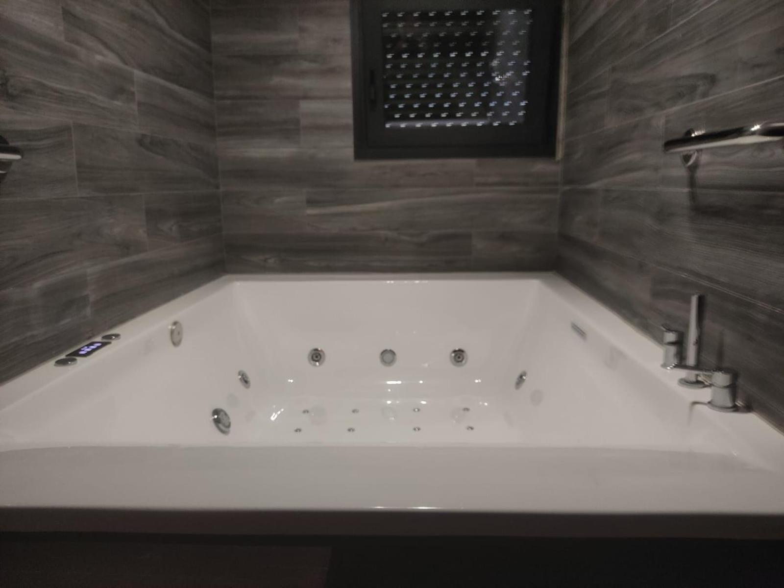 Fabilicious - 2 Apartments- Romantic Jacuzzi & Spacious Family Comfort